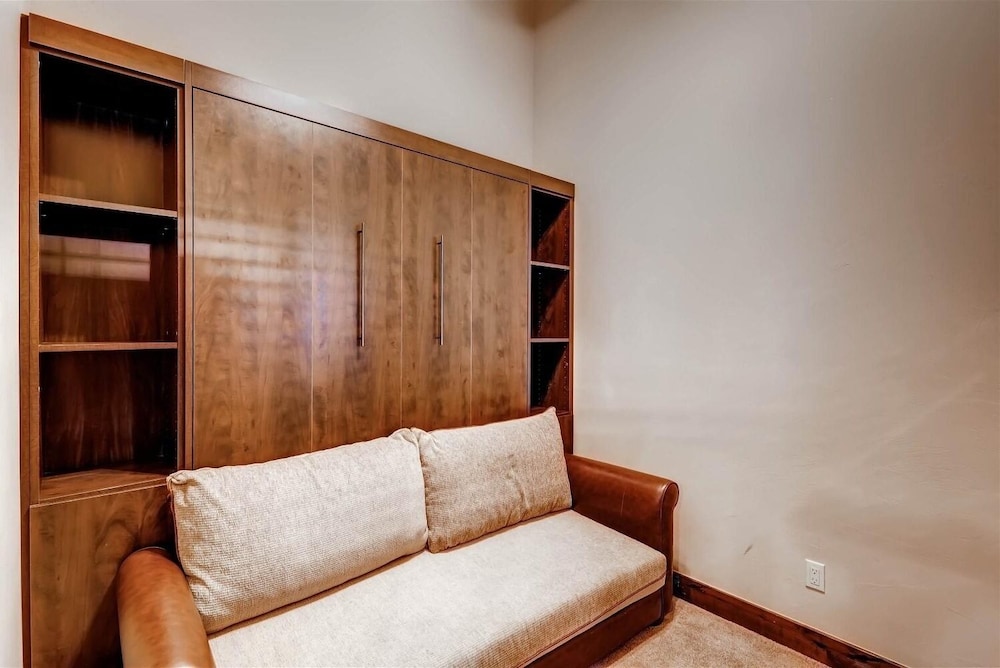 Boulevard Bend P2 3 Bedroom Condo by RedAwning