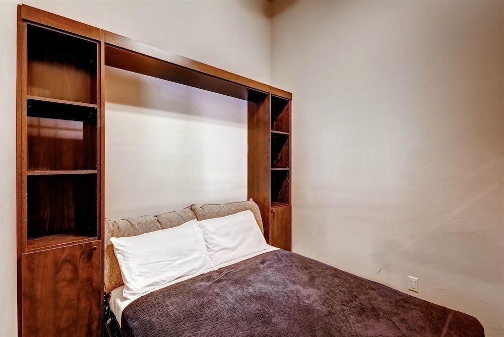Boulevard Bend P2 3 Bedroom Condo by RedAwning