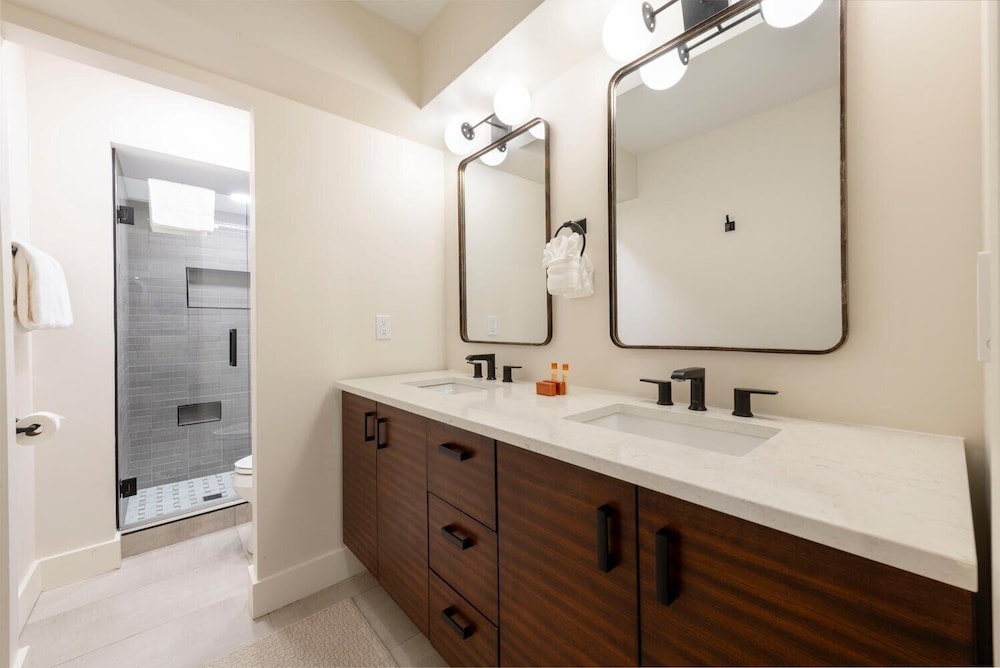 Stylish 4BR Canyons Village-Walk to Cabriolet-Hidden Creek 37D