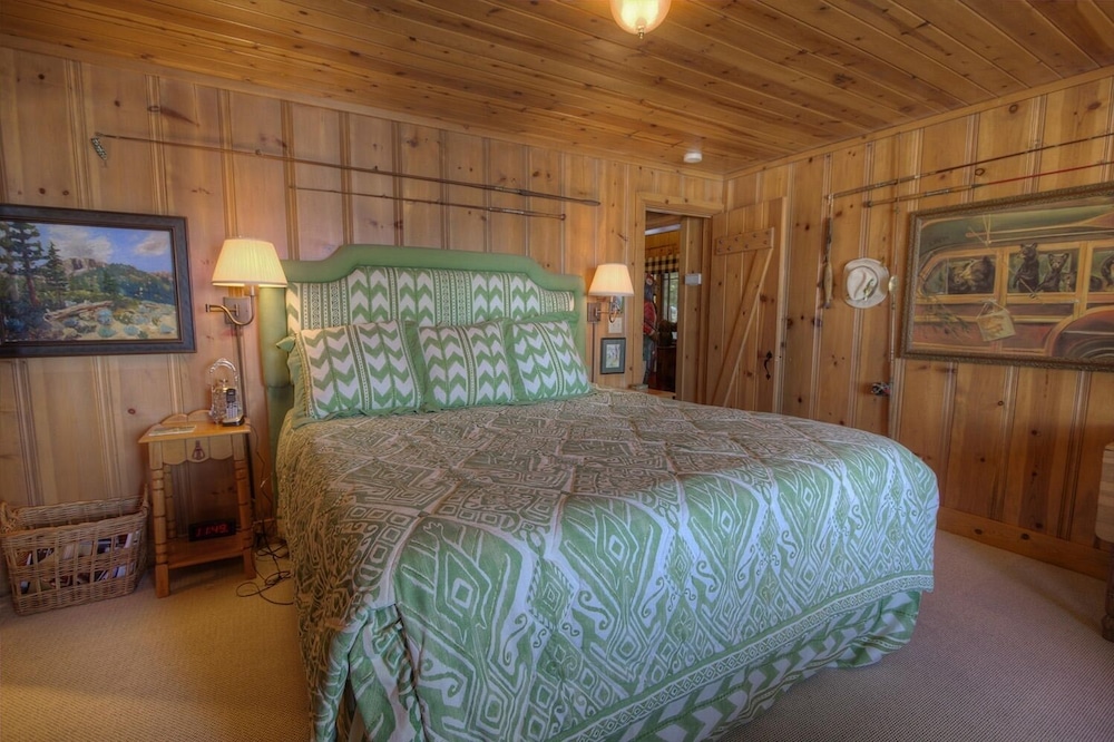 Lakefront History 5 Bedroom Cabin by Redawning view 4