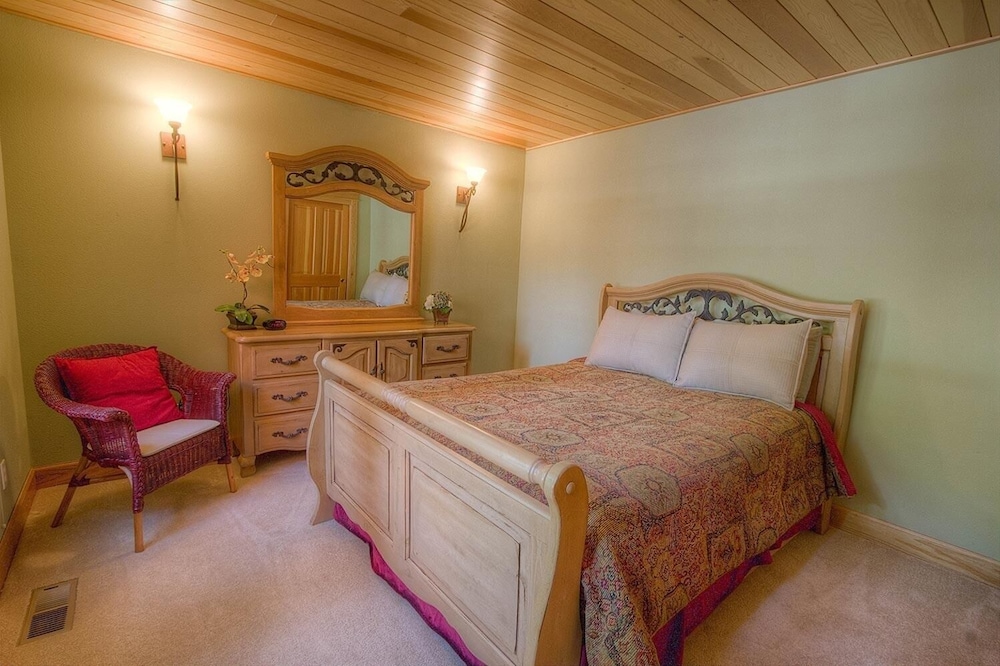 Timber View Lodge 4 Bedroom Home by RedAwning view 2