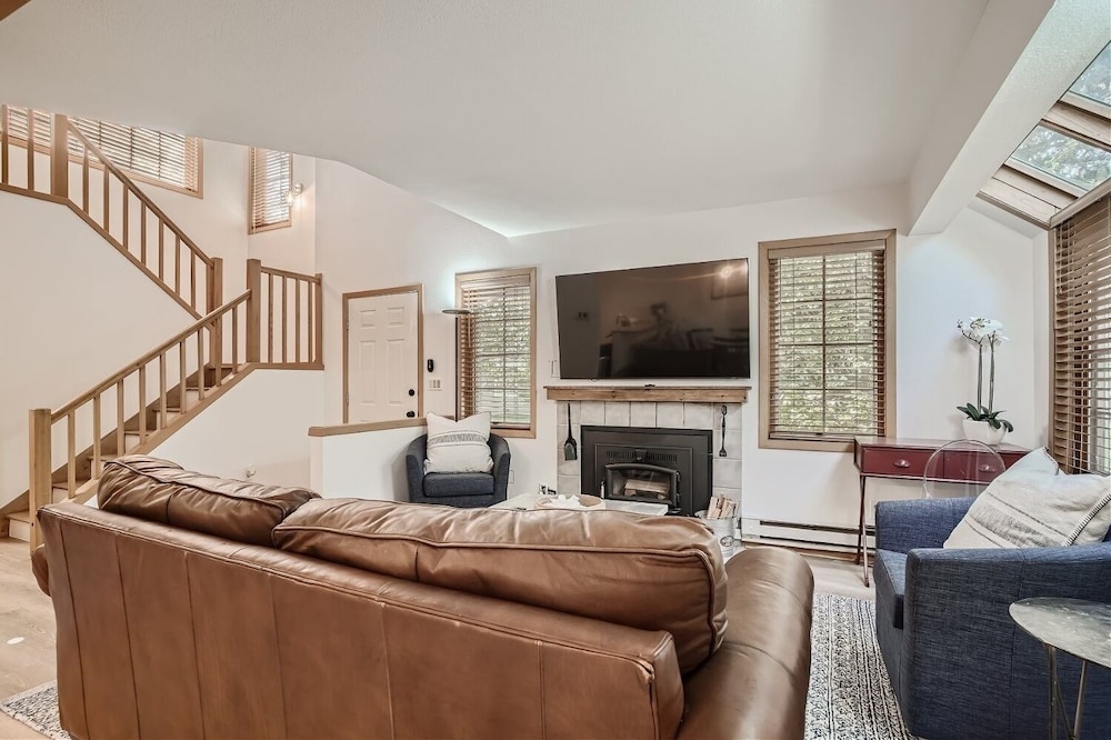 470 Homestead 3 Bedroom Townhouse by RedAwning view 3