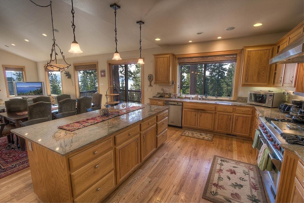 Timber View Lodge 4 Bedroom Home by RedAwning view 3