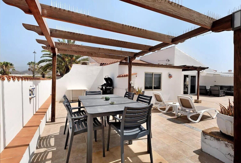 3 Bed Villa - Sleeps 6 - Pool - Hottub- Parking