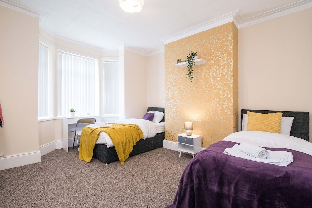 Contractor 4-bed House in Coventry view 5