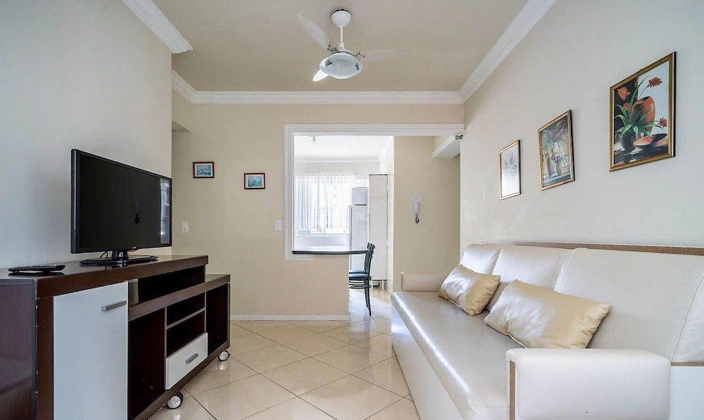 2 Bedroom apt 100m From th Central Beach BC Edg402