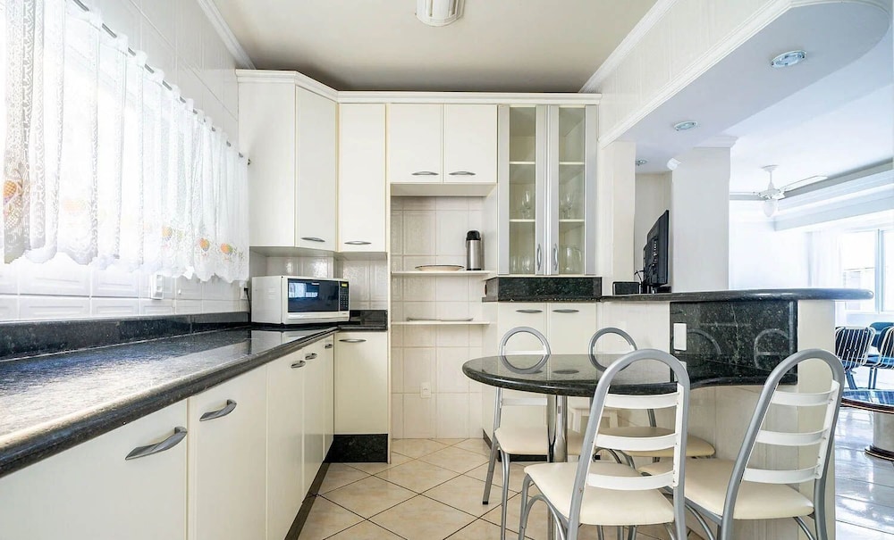 3 Bedroom apt 100m fr/ the Central Beach BC Edg401
