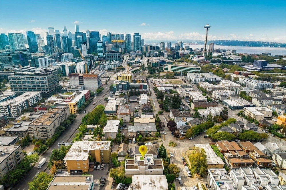 Walkable Seattle Gem Close To Everything 2 Bedroom Condo