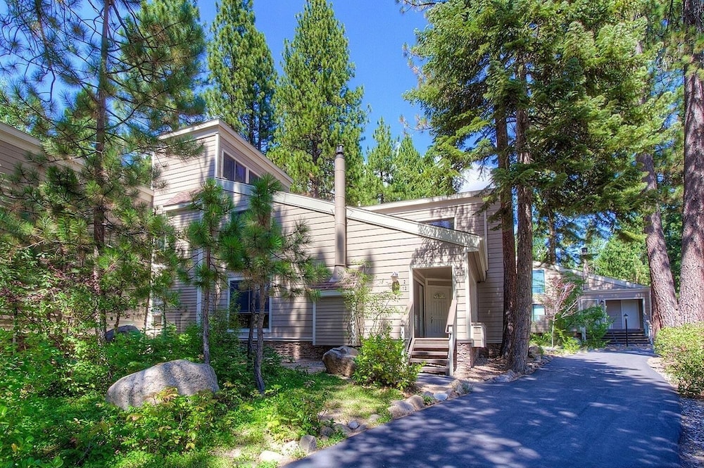Lake Tahoe Vacations - Cartwright Corner Condo 4 Bedroom Townhouse by RedAwning - Property Image 5