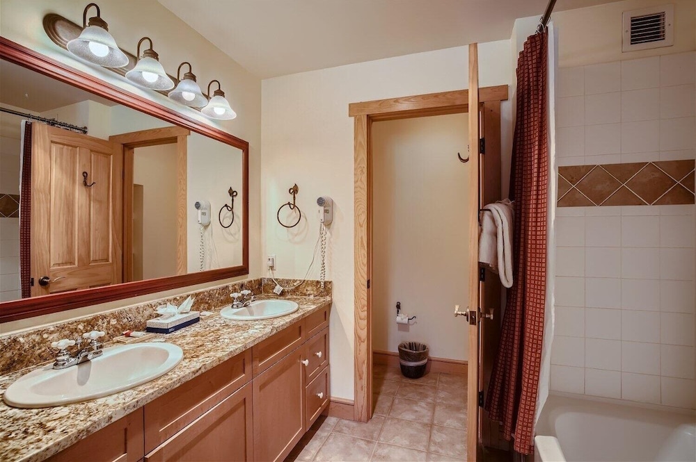 Copper Springs 209 2 Bedroom Condo by RedAwning