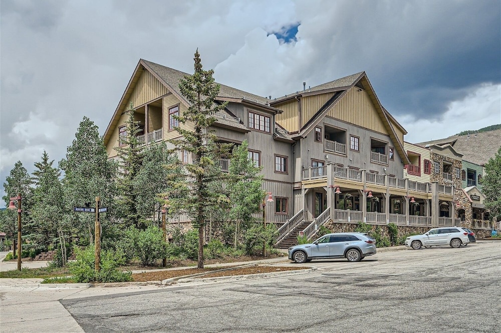 8594 Expedition Station 1 Bedroom Condo by RedAwning