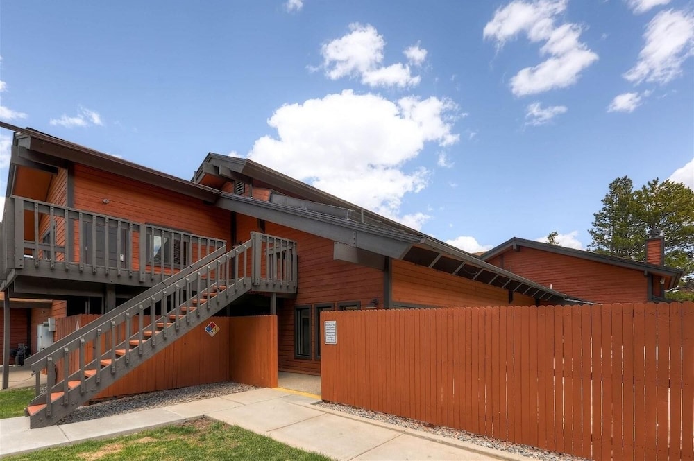 Mountainside 272h 2 Bedroom Condo by RedAwning