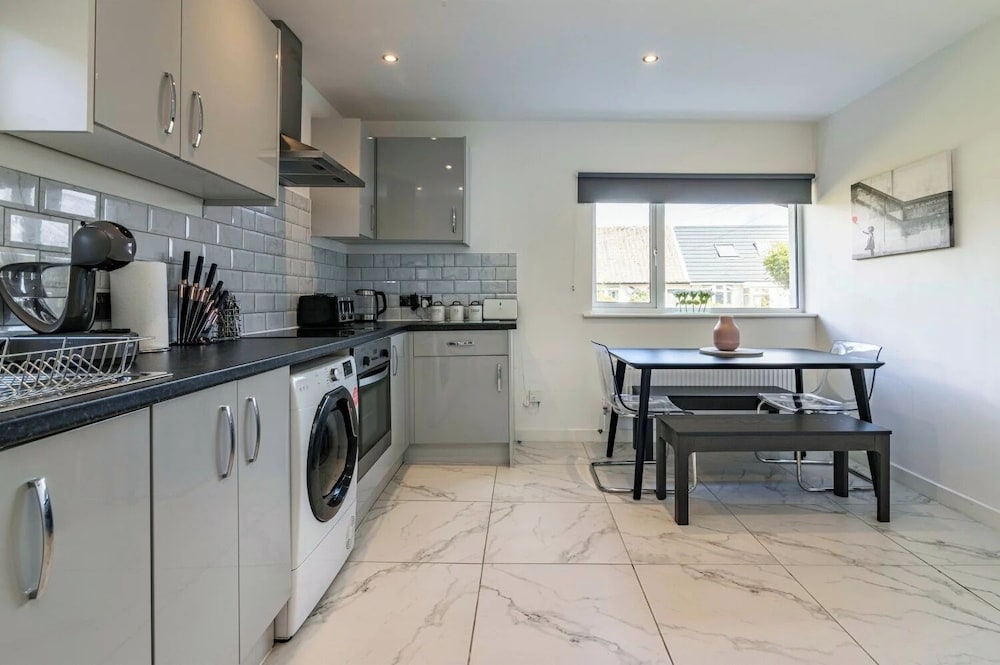4br-sleeps8-privategarden-freeparking