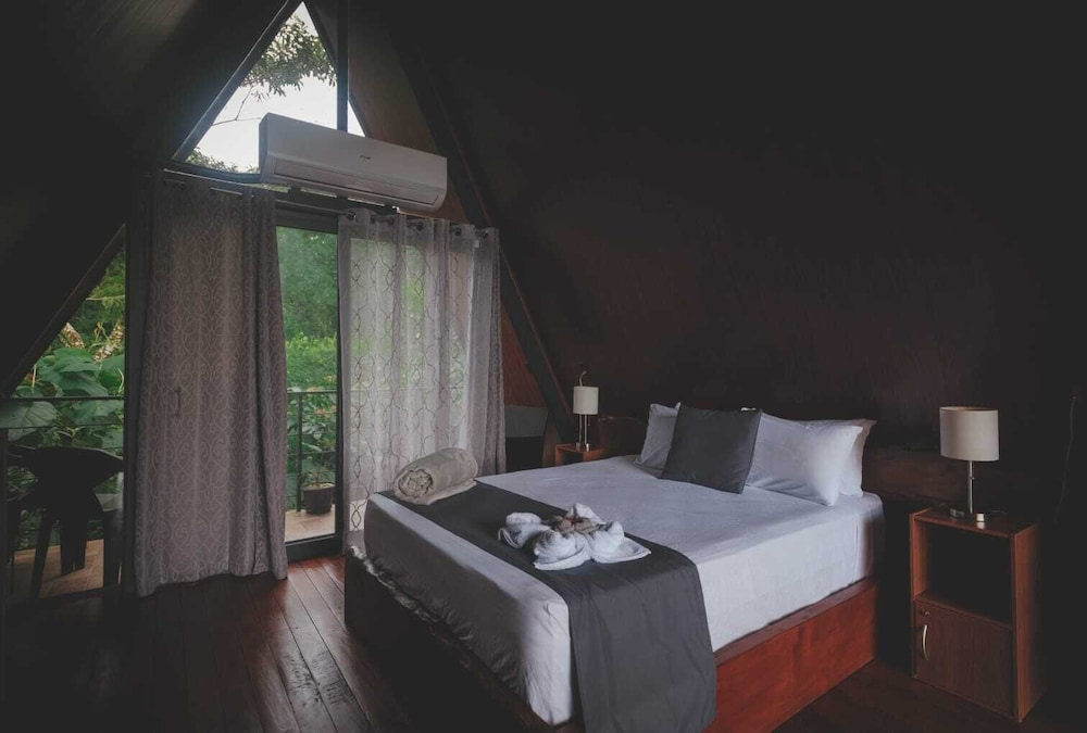 Yarumo Lodge Río Celeste Black Chalets