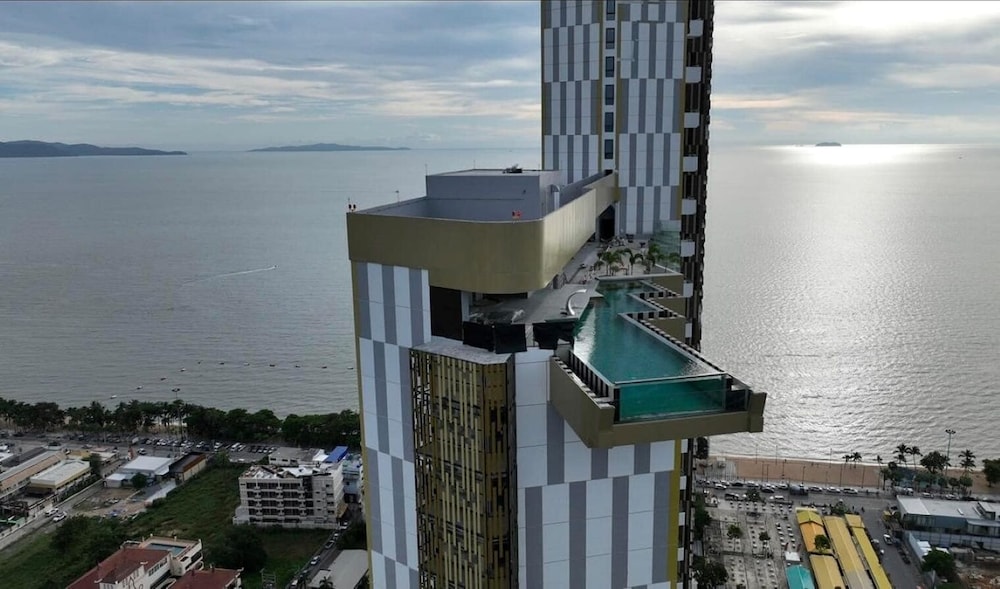 Private Swim Up Pool Apartment on Jomtien Beach Pattaya