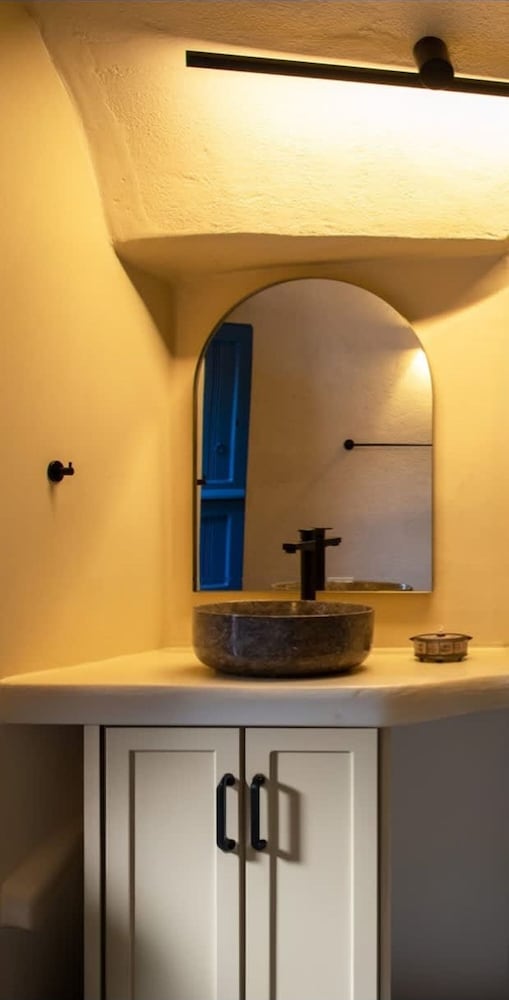 Amphora Aelia Gem - Akrotiri Seaview Getaway