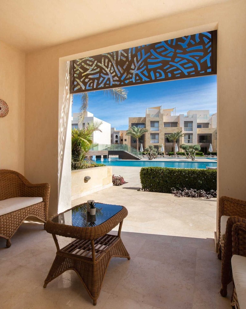 Xuru Stays I Exotic 1bdr w/ Outdoor Terrace Pool & Beach Access