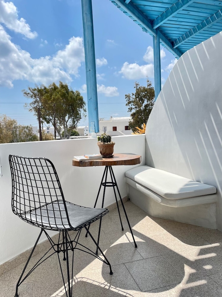 CAL DAY ROOMS SANTORINI