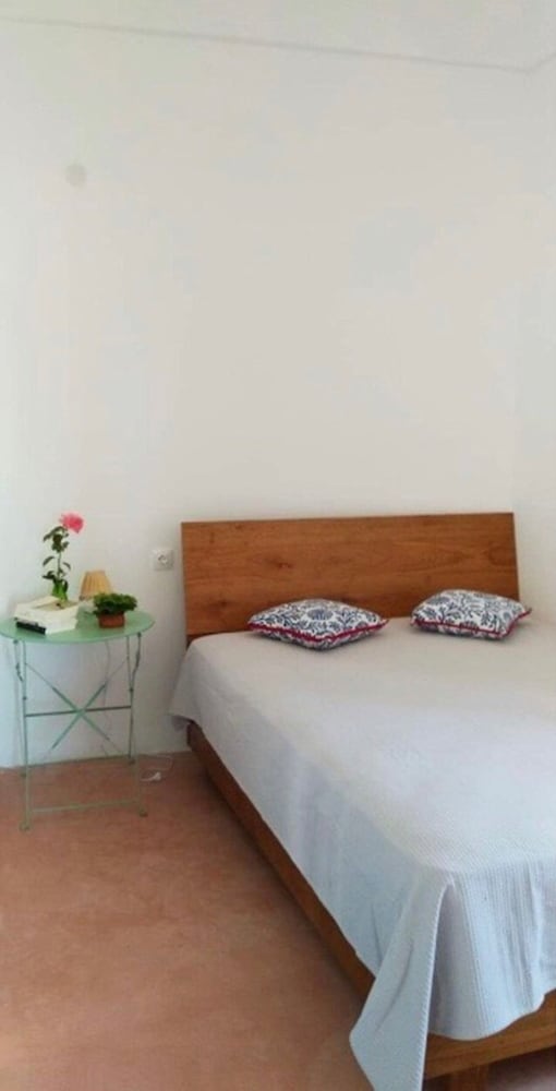 Santorinio Yellow House view 3