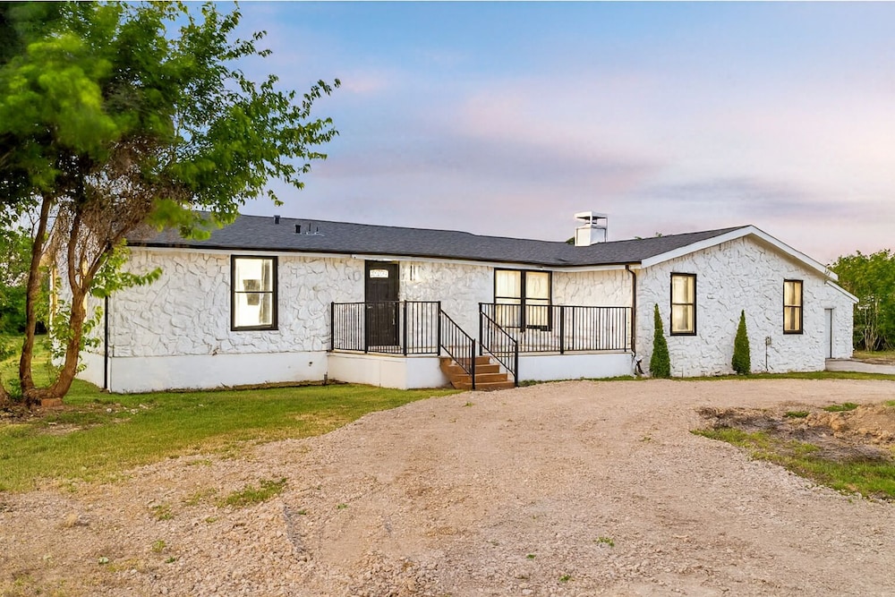 Built for Crews 1-story XL Yard Ample Parking