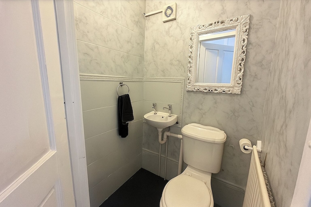 Spacious 5 Bedroom House in Swansea