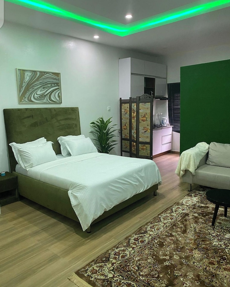 6129 Luxzri Apartment