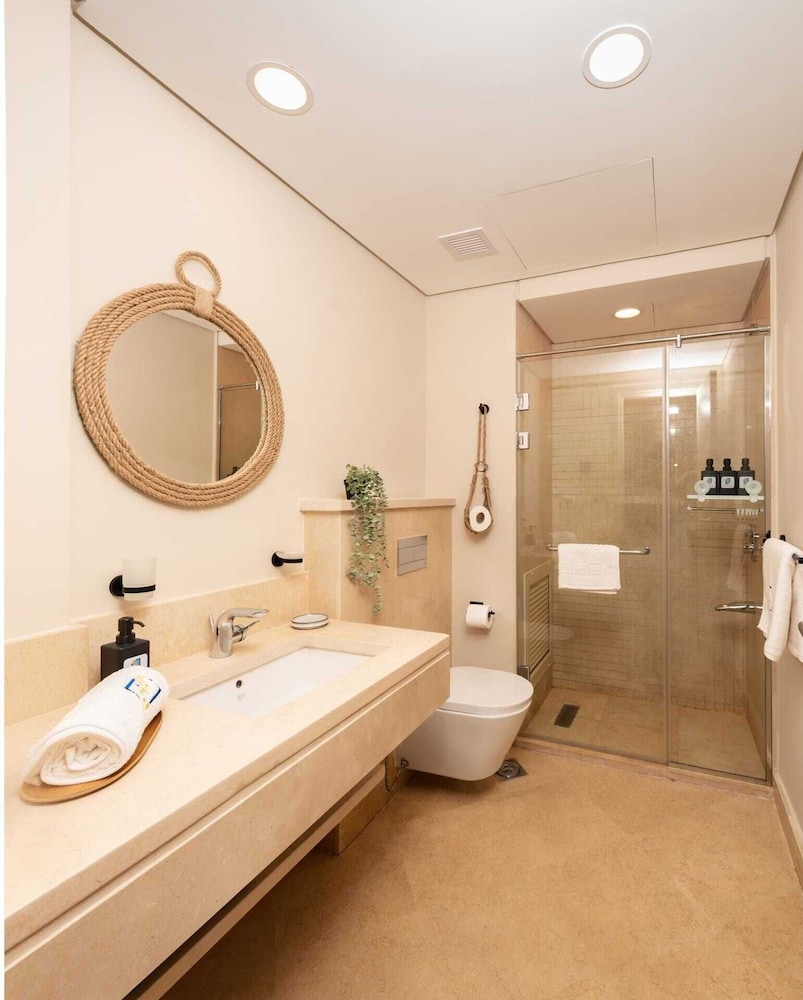Xuru Stays I Exotic 1bdr w/ Outdoor Terrace Pool & Beach Access