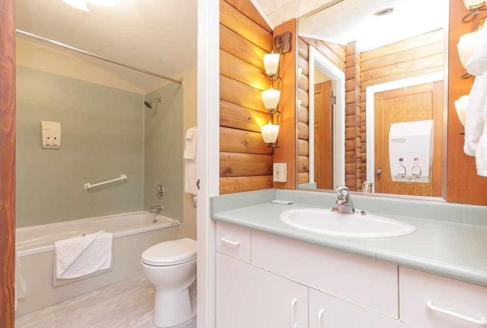 The Cedarwood Inn & Suites