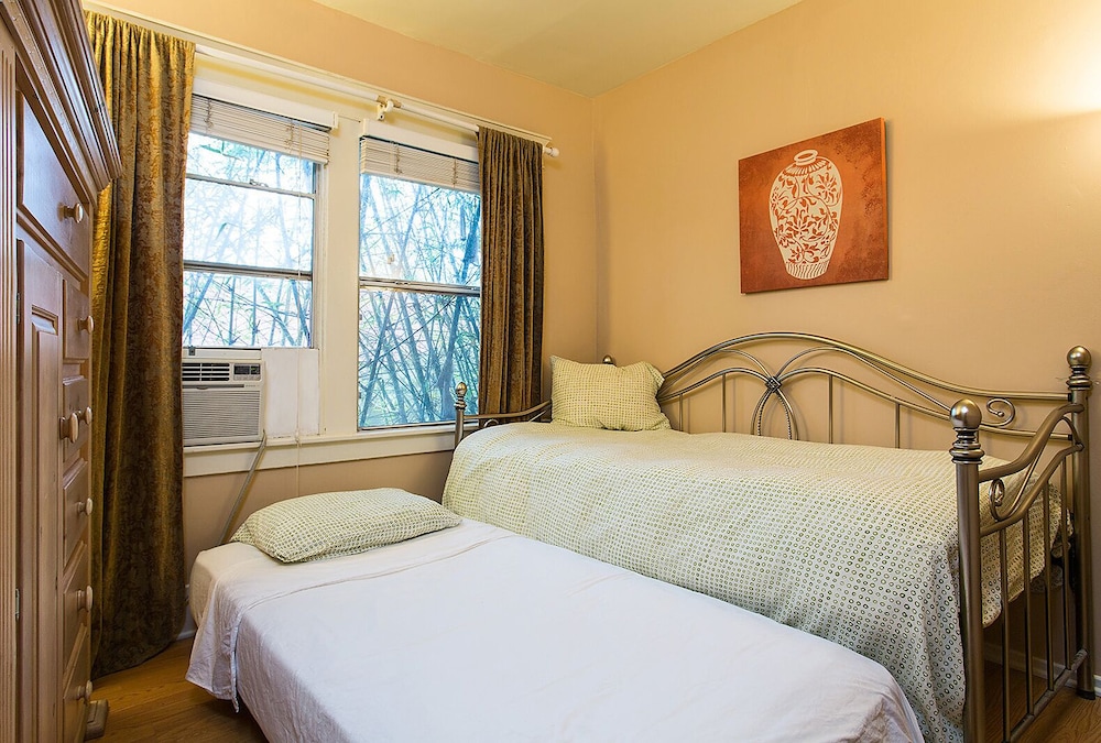 Hollywood Hills Suites