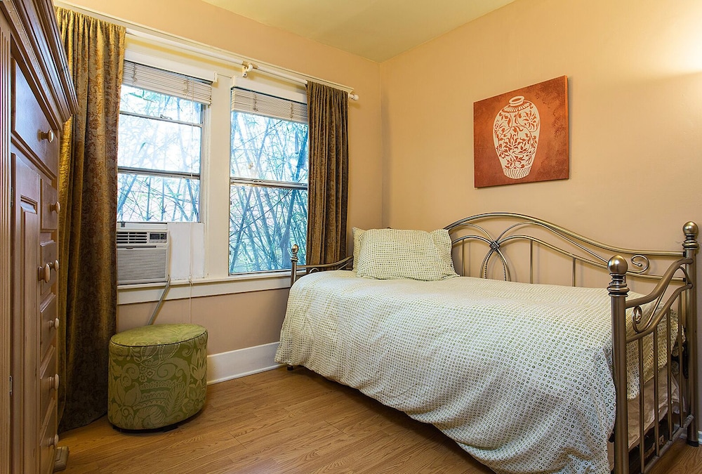 Hollywood Hills Suites