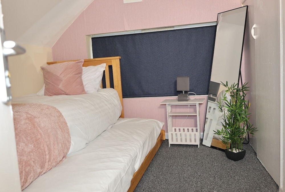 Nottingham 5-br, Sleeps 11 w/ Garden & Parking