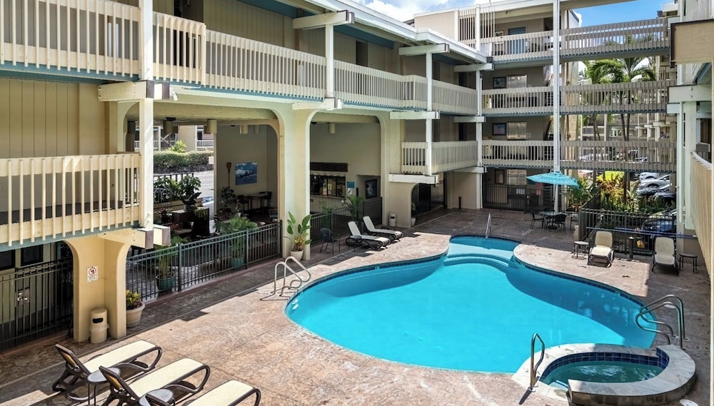Stunning Top Floor Ocean Front Condo AC & Wifi