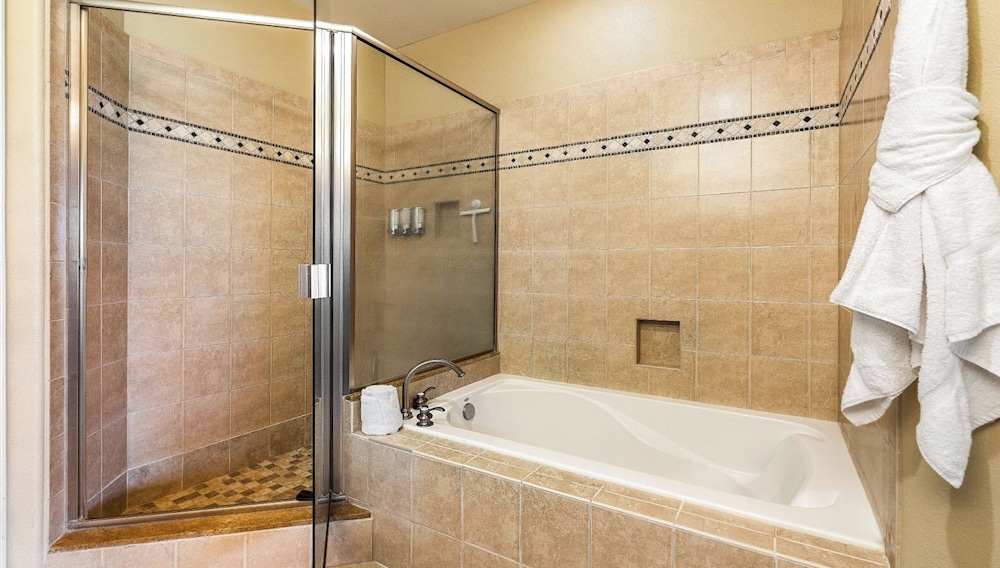 Spacious Ground Floor End Unit - Walk to Beach & Shopping - Vrkcv