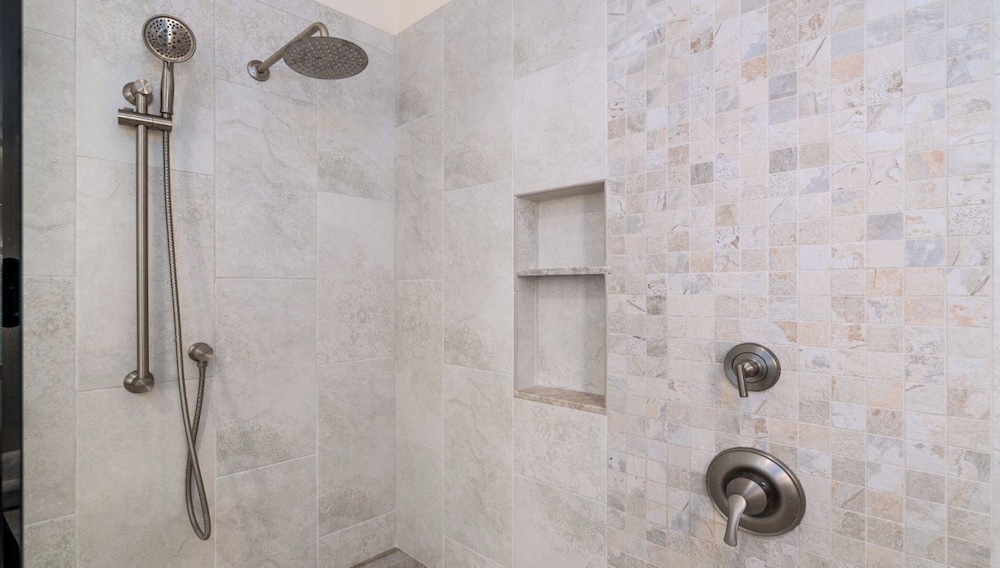 Top-floor Condo w/ Golf and Mountain Views - Pool, Gym, Wifi - Vrkcv