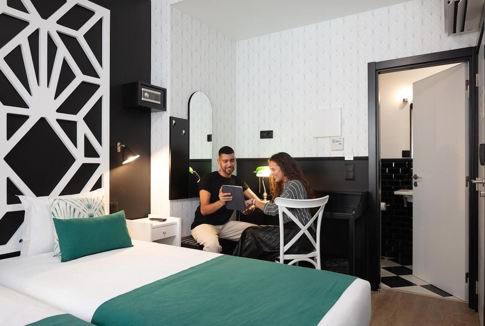 The Twenties Rooms & Suites