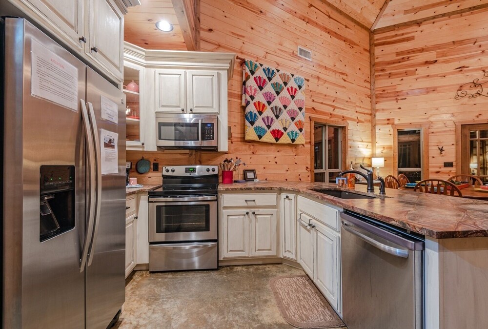 Stained Glass Hill includes Free WiFi, Parking Onsite, Private Hot Tub, and BBQ by RedAwning view 4
