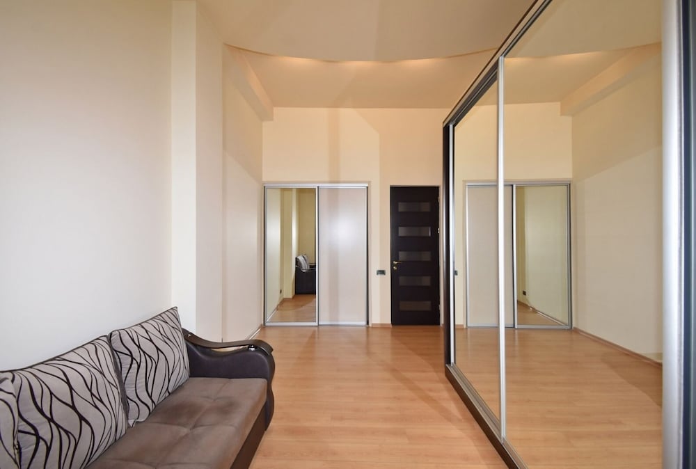 Spacious Apartment by Luxe Group TT606