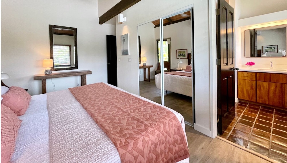 Sophisticated Oceanfront Retreat - Air-conditioned - Walk to Beach - Vrkcv