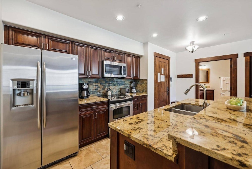 Luxury Crystal Peak Lodge 2 Bedroom Condo - Ski In, Ski Out