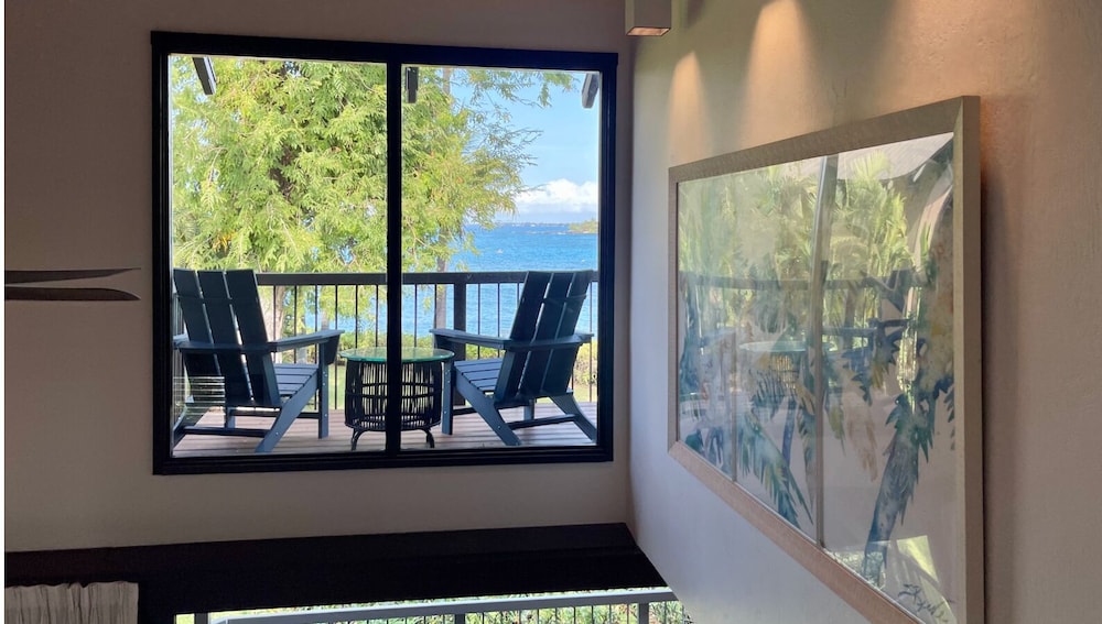 Sophisticated Oceanfront Retreat - Air-conditioned - Walk to Beach - Vrkcv