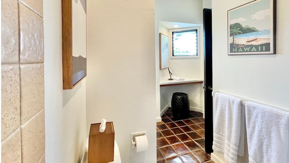 Sophisticated Oceanfront Retreat - Air-conditioned - Walk to Beach - Vrkcv