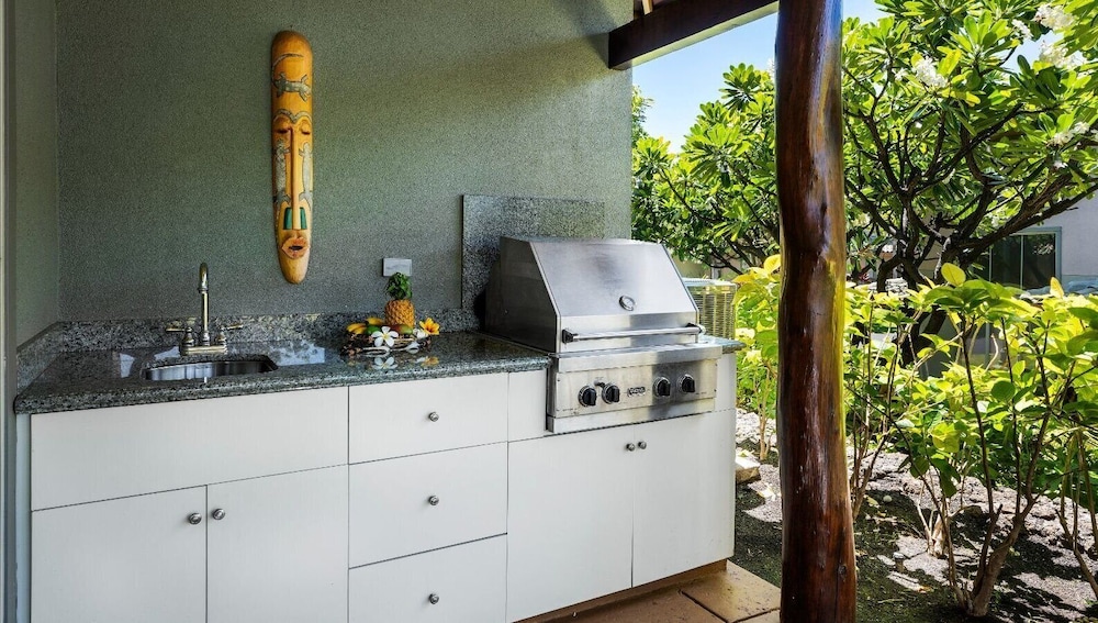 Tropical Escape w/ Lanai, BBQ & Resort Amenities - Vrkcv