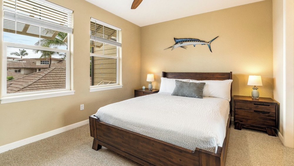 Spacious Ground Floor End Unit - Walk to Beach & Shopping - Vrkcv