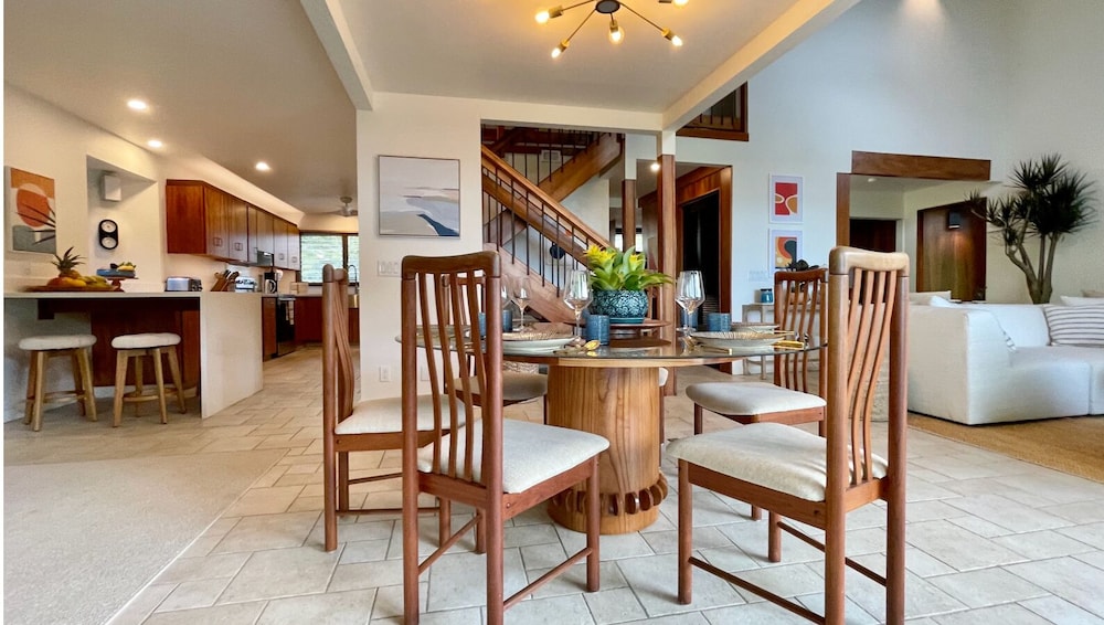Sophisticated Oceanfront Retreat - Air-conditioned - Walk to Beach - Vrkcv