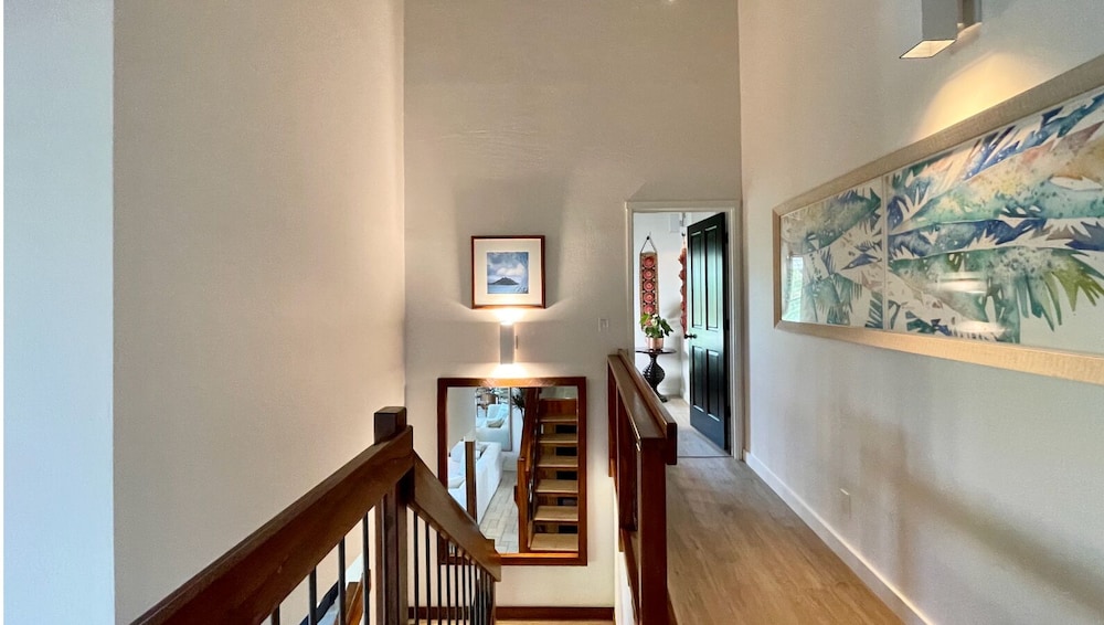 Sophisticated Oceanfront Retreat - Air-conditioned - Walk to Beach - Vrkcv