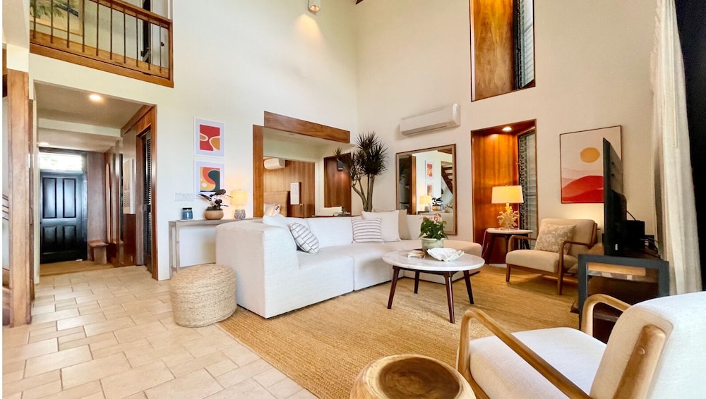 Sophisticated Oceanfront Retreat - Air-conditioned - Walk to Beach - Vrkcv