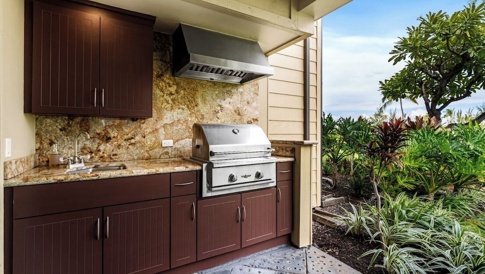 Spacious Ground Floor End Unit - Walk to Beach & Shopping - Vrkcv