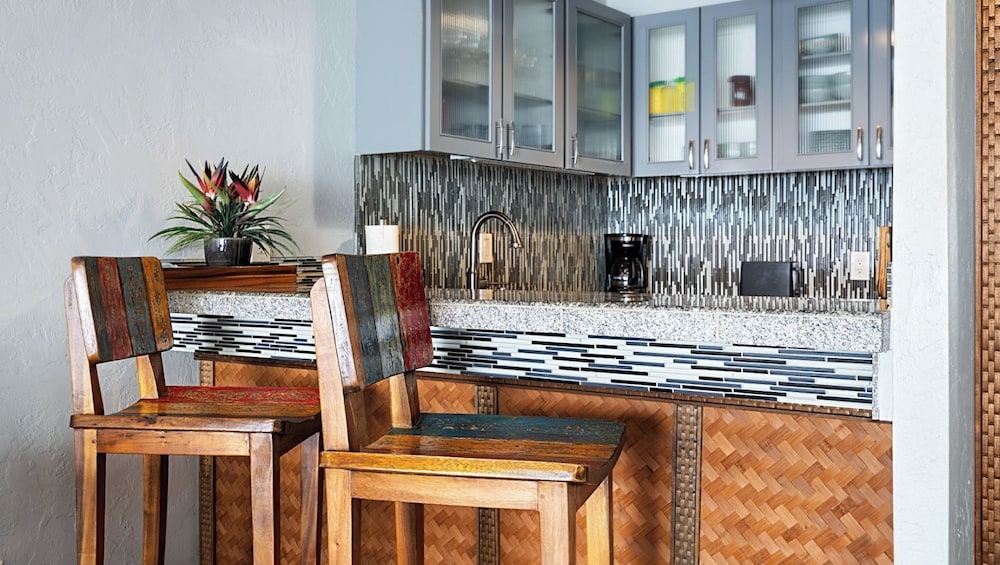 Stunning Top Floor Ocean Front Condo AC & Wifi