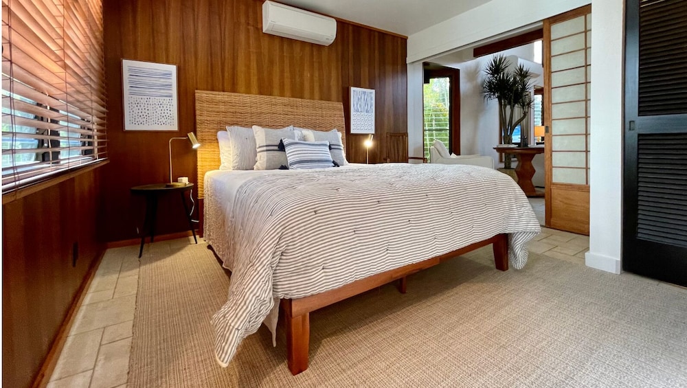 Sophisticated Oceanfront Retreat - Air-conditioned - Walk to Beach - Vrkcv