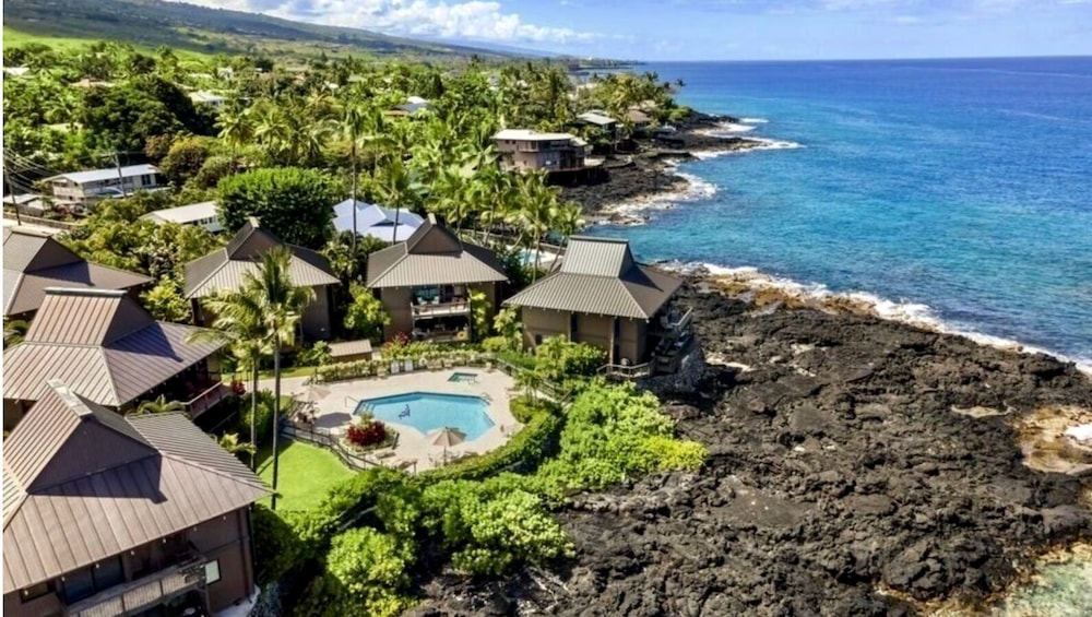 Sophisticated Oceanfront Retreat - Air-conditioned - Walk to Beach - Vrkcv
